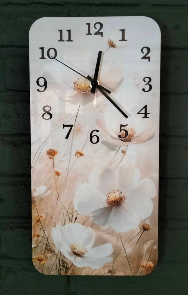 Wandklok met witte klaproos