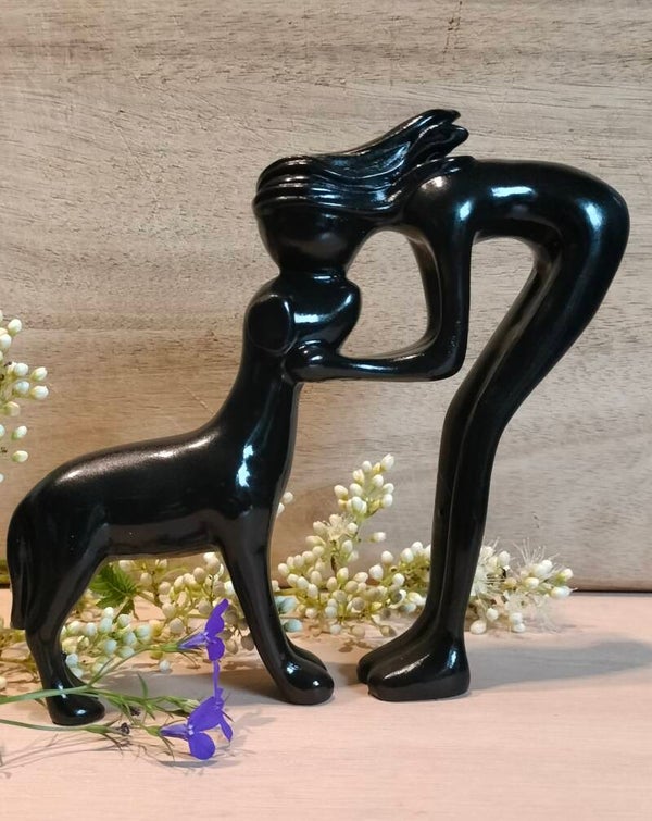 Beeldje vrouw en hond zwart glans