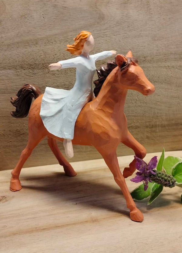 Beeldje vrouw met paard