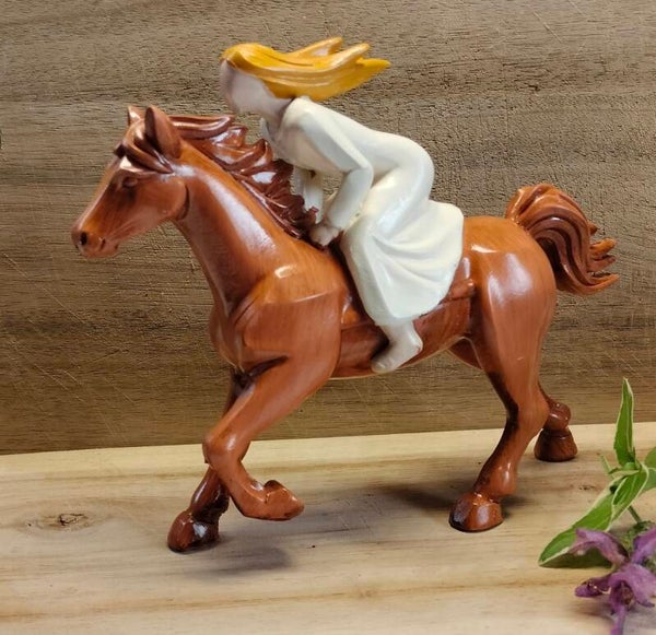 Beeldje vrouw met paard