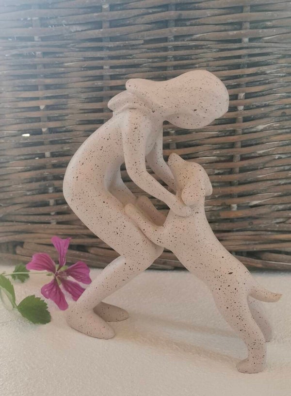 Beeldje vrouw met opspringende hond