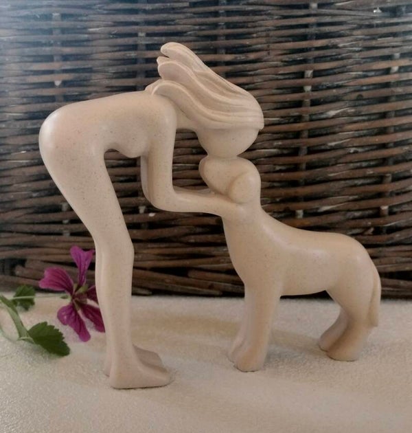 Beeldje vrouw met hond
