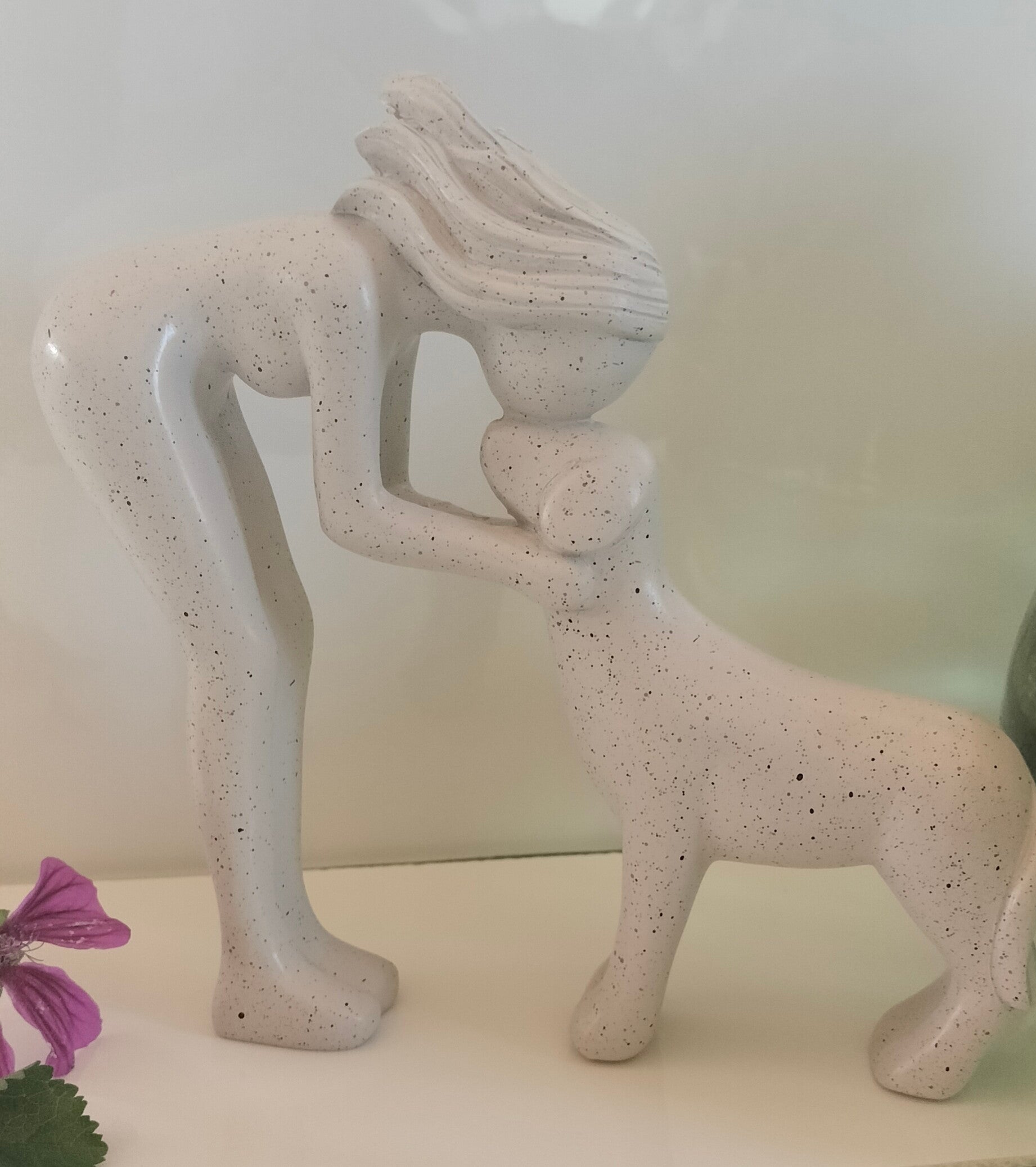 Beeldje vrouw met hond
