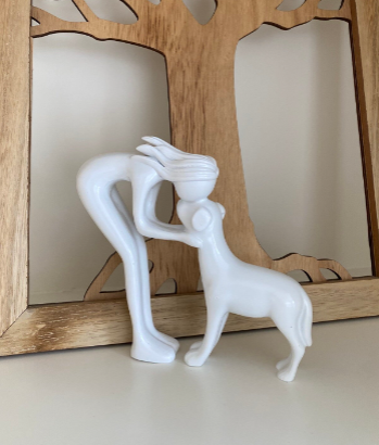 Beeldje vrouw met hond wit