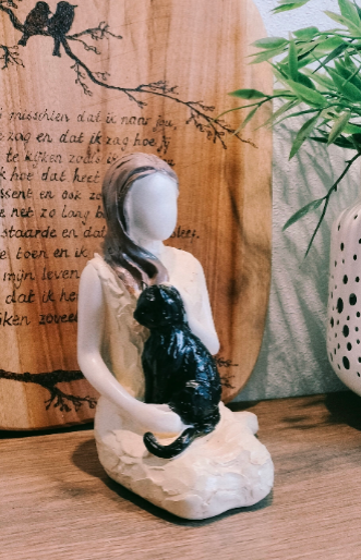 Beeld vrouw met kat op schoot