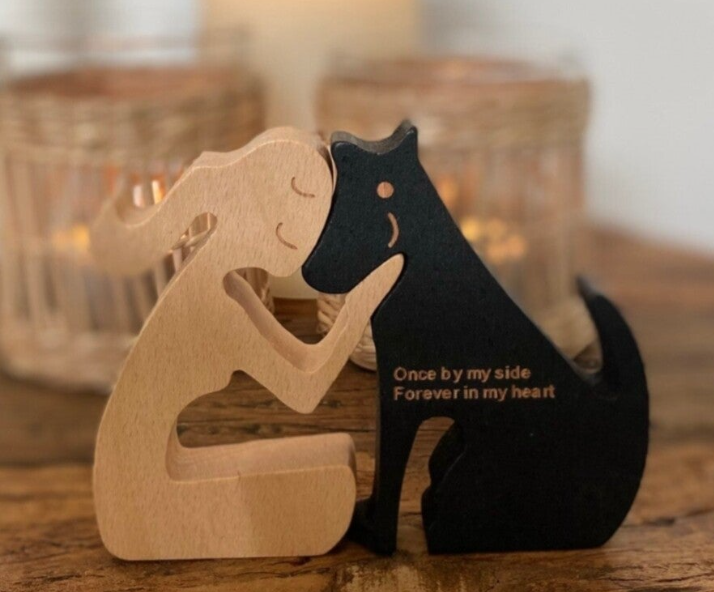 Houten beeldje meisje met hond