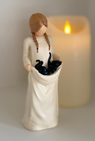 Beeldje vrouw met kat in jurk gedragen