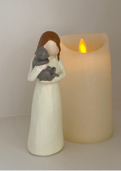 Beeldje vrouw met kat op haar arm