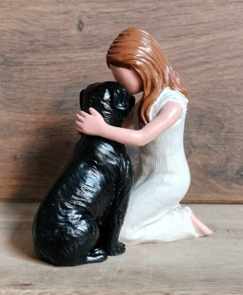Beeldje meisje met hond (zwart)