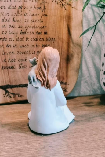 Beeldje meisje met kat op schouder