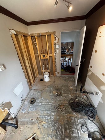 Démolition complète d’une salle de bain – retrait des armoires, céramique, murs et plafond par DEMOVA, service de démolition intérieure à Montréal