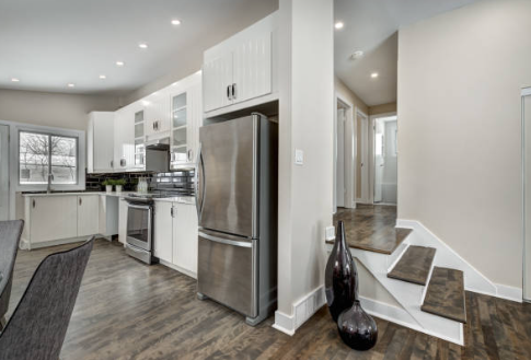 Rénovation complète d’une cuisine intérieure avec retrait des anciens matériaux et aménagement moderne – service de rénovation résidentielle par DEMOVA à Montréal