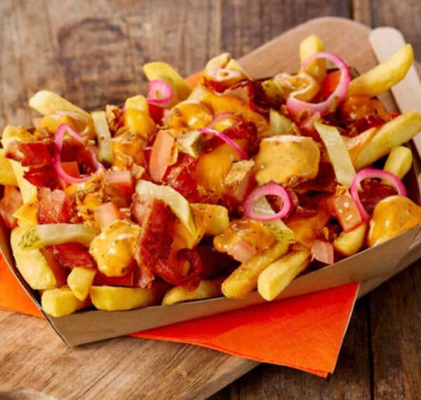 Frietje curryworst kaassaus
