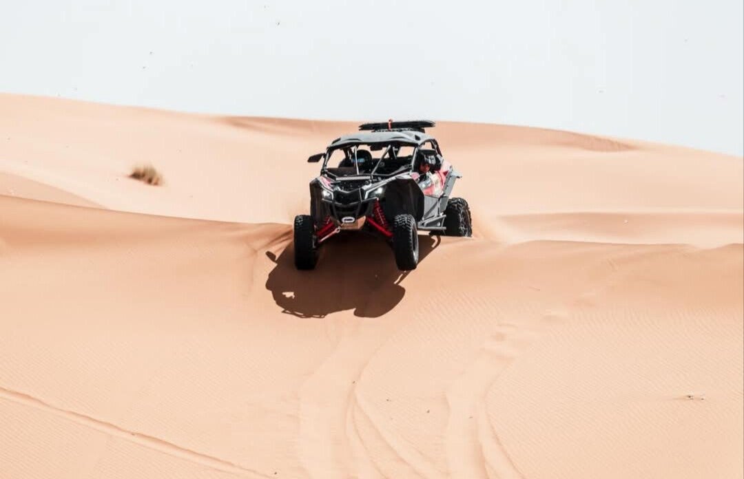 Buggy en plein raid dans les dunes du désert marocain