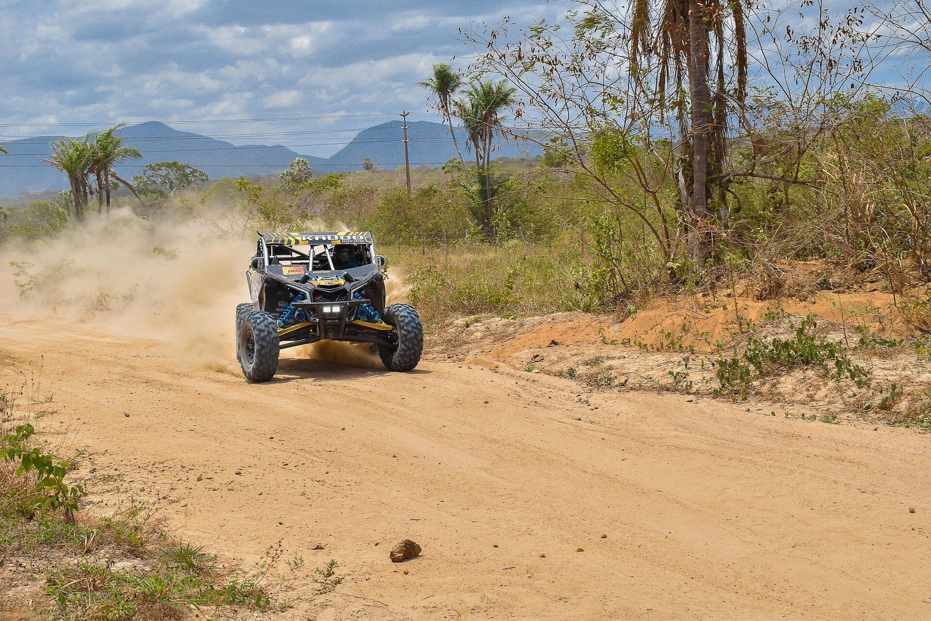 Buggy en plein raid sur les pistes du sud du Maroc
