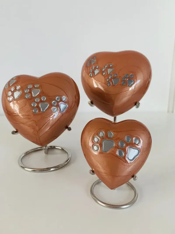 Hart urn koper met pootafdruk