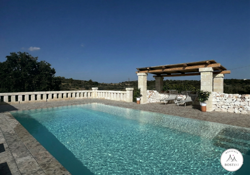 Piscina della Masseria Bostini a Ostuni, casa vacanza. acqua salata e un panorama da urlo