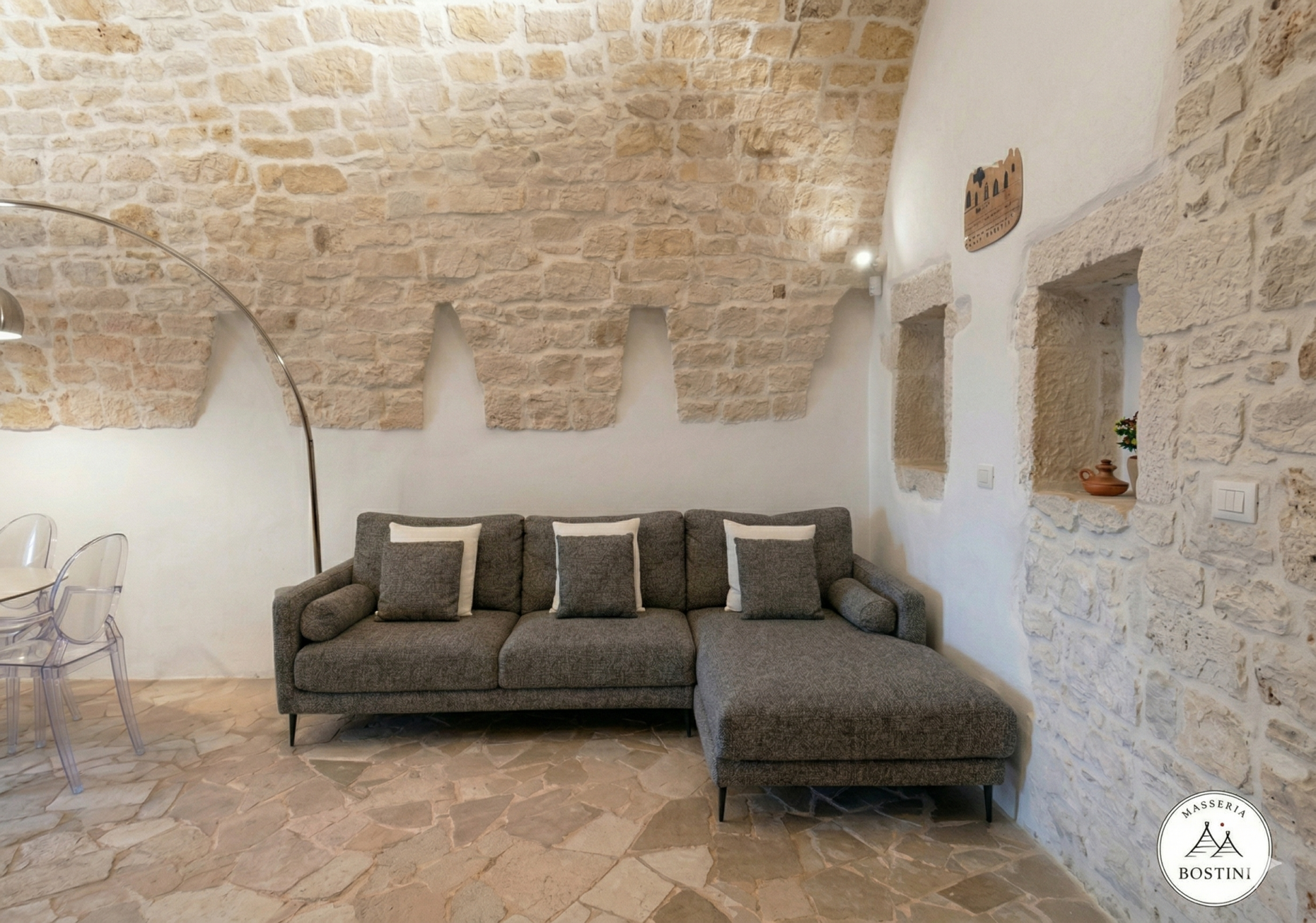 gli interni della masseria bostini a ostuni sono curati nel minimo dettaglio 