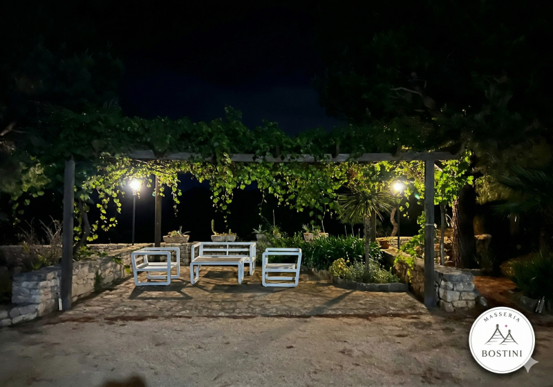 Masseria Bostini a Ostuni: casa vacanza su una collina privata con piscina e trulli nella Valle d'Itria. un giardino incantato