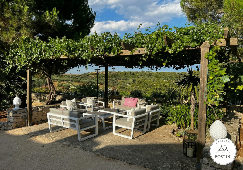 Masseria Bostini a Ostuni: casa vacanza su una collina privata con piscina e trulli nella Valle d'Itria