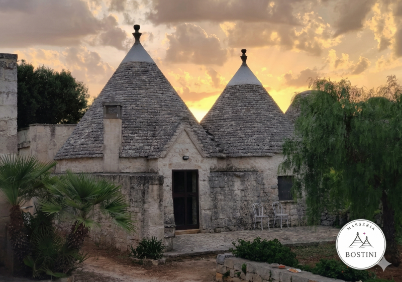 Masseria Bostini a Ostuni: casa vacanza su una collina privata con piscina e trulli nella Valle d'Itria