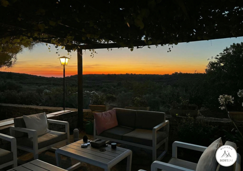 Masseria Bostini a Ostuni: casa vacanza su una collina privata con piscina e trulli nella Valle d'Itria