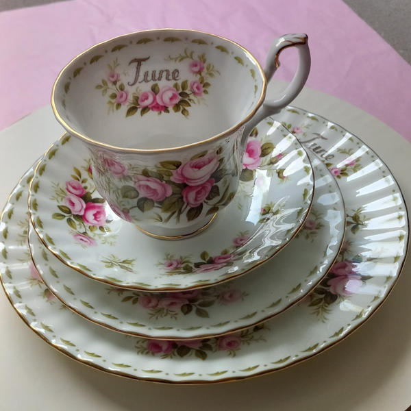 Flower of the Month Roses June Trio Set