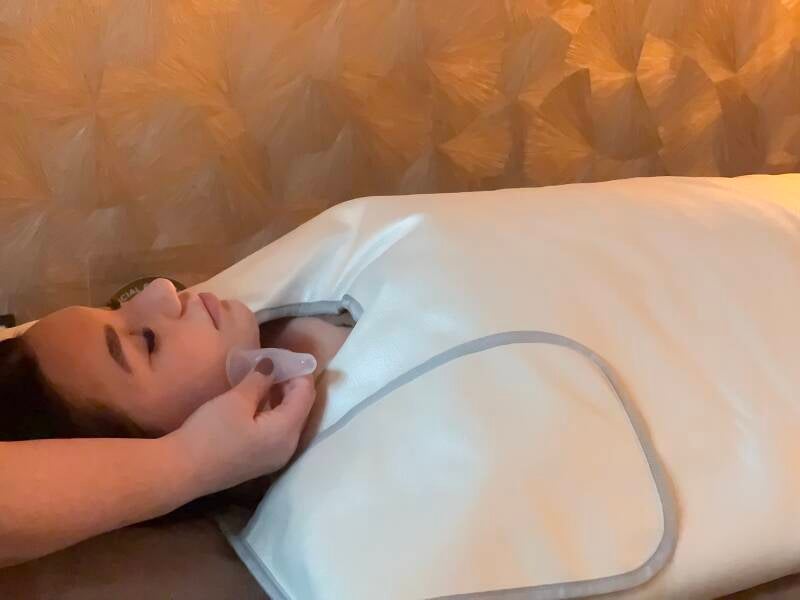 Klant ligt in Magnesium Pakking en krijgt een gezichts cupping