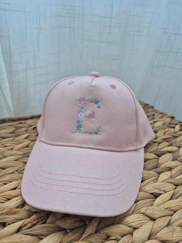 casquette avec lettre brodée E