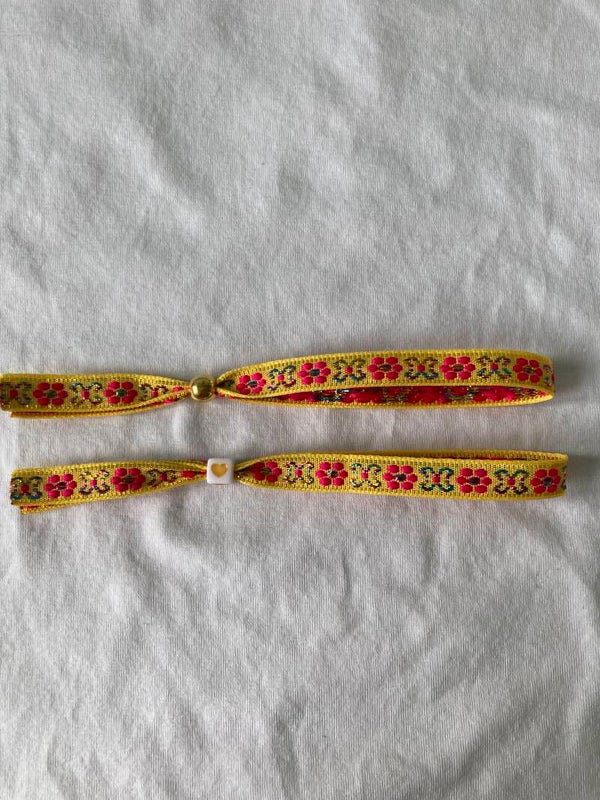 Flower armbandje yellow (per stuk)