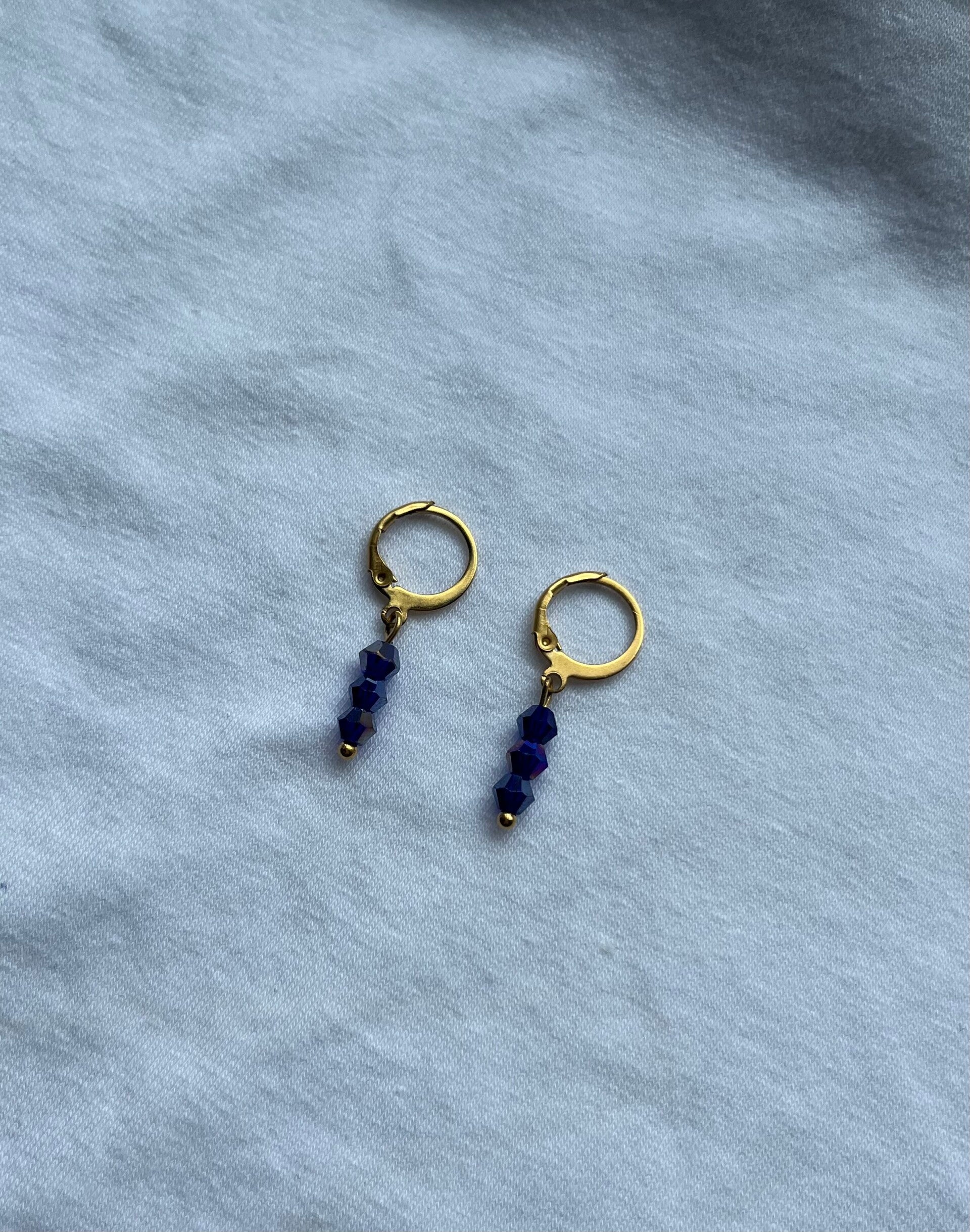 Dark blue sparkle earrings (per paar)