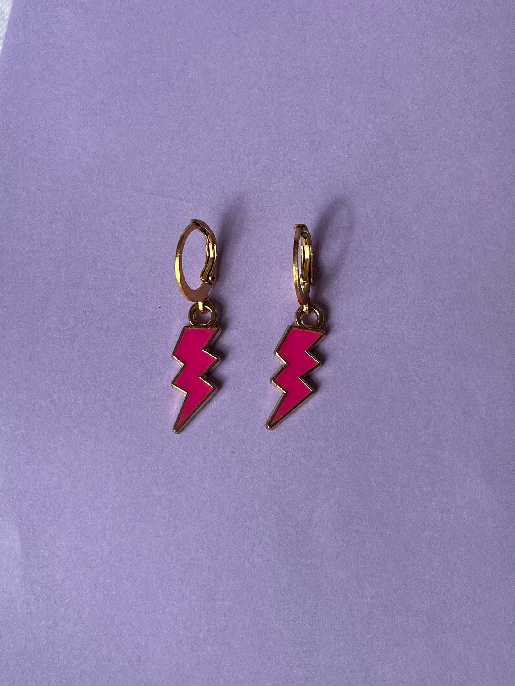 Bliksem neon roze oorbellen (per paar)