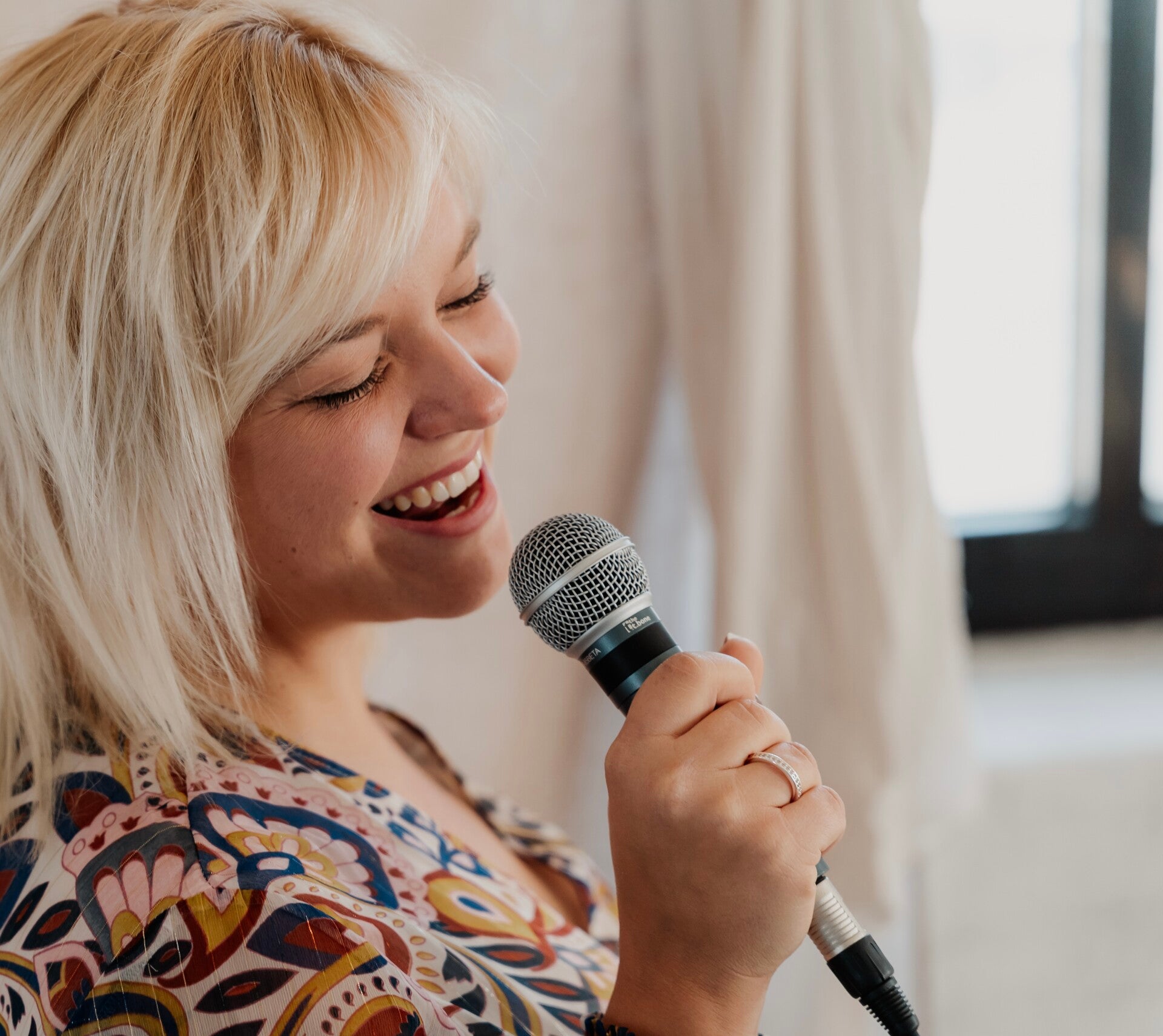 Freie Trauung Düren Aachen Köln Traurednerin Hochzeitssängerin Hochzeit Event Wedding Sängerin  Standesamt
