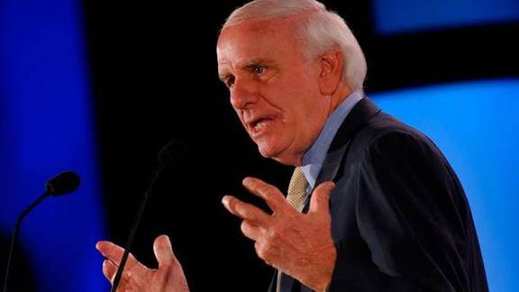 fotografía de Jim Rohn en conferencia