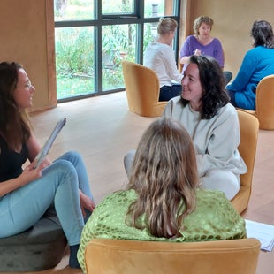 deelnemers van de opleiding oefenen met opstellen