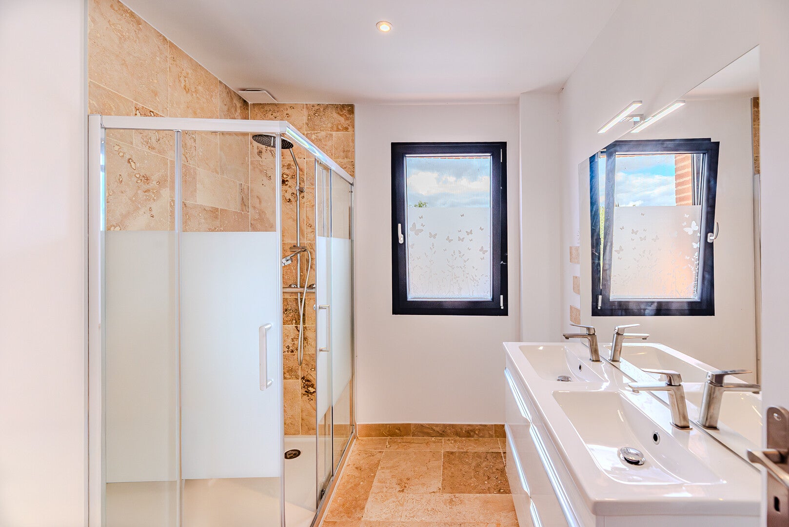 photo de salle d'eau haute qualité