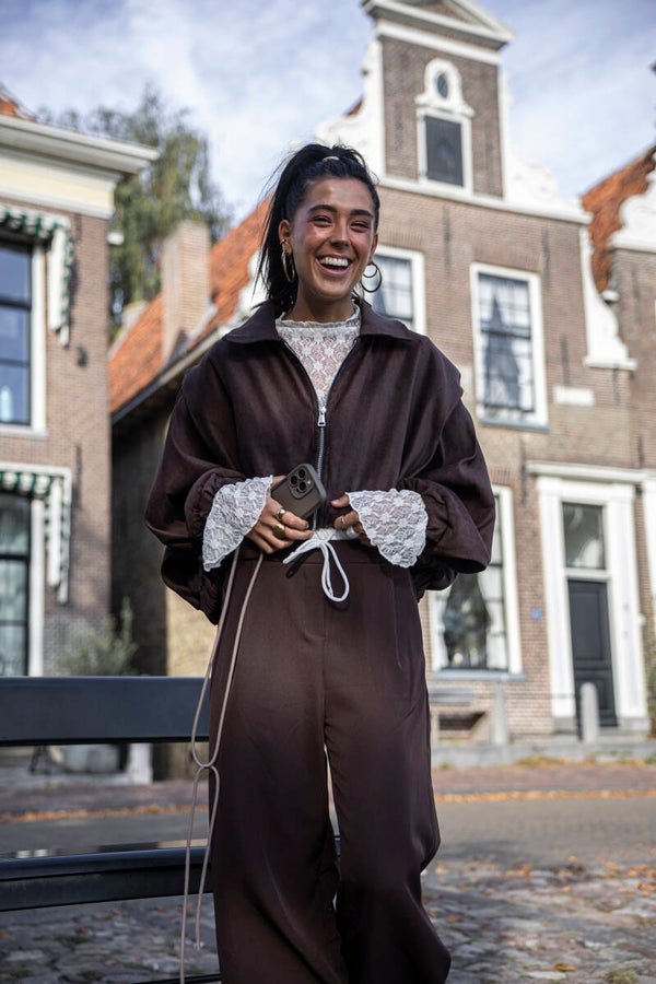 Suede look bomber met schoudervulling - donker bruin