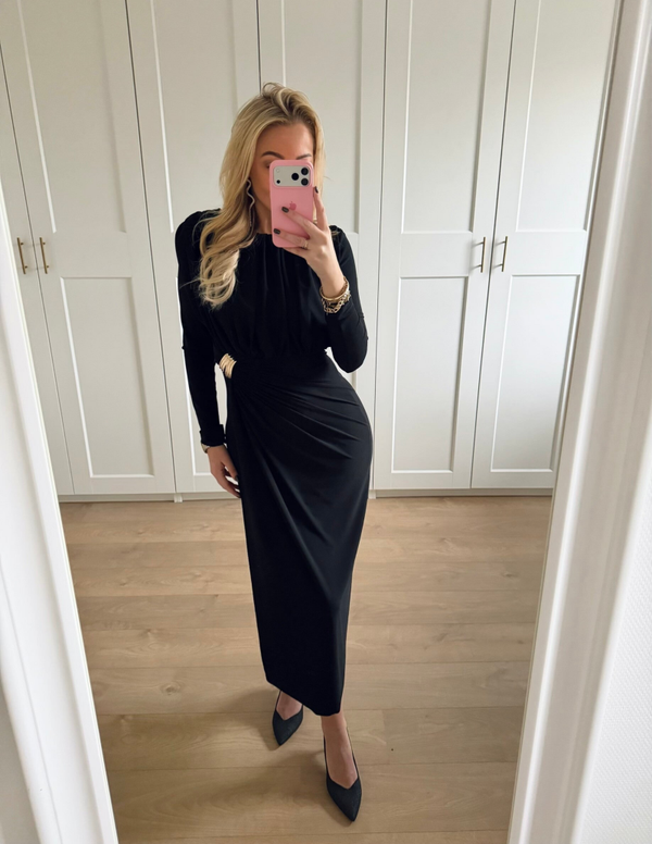 Gedrapeerde midi jurk met gouden gesp - zwart