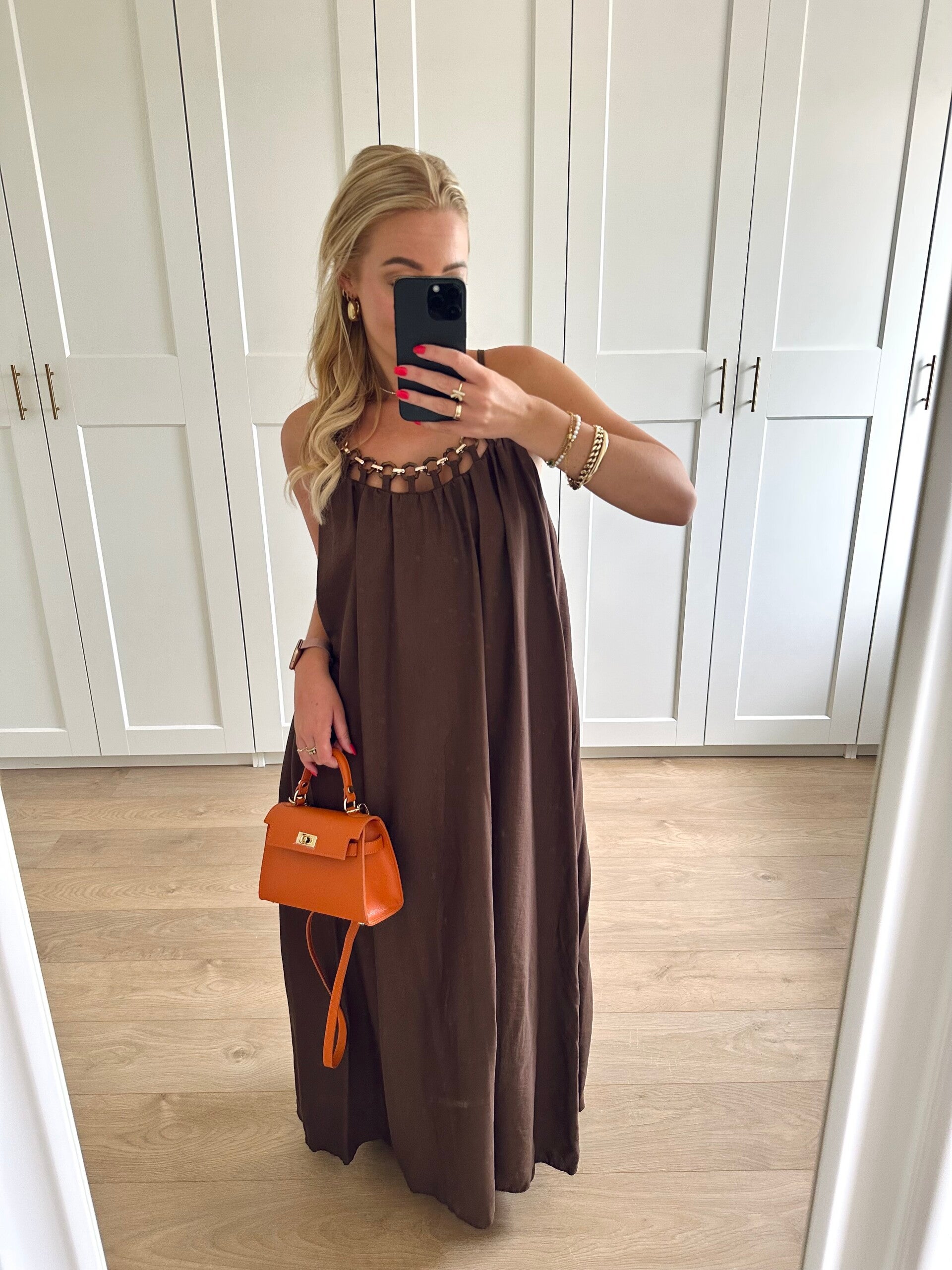 Lange jurk met sierringen - bruin