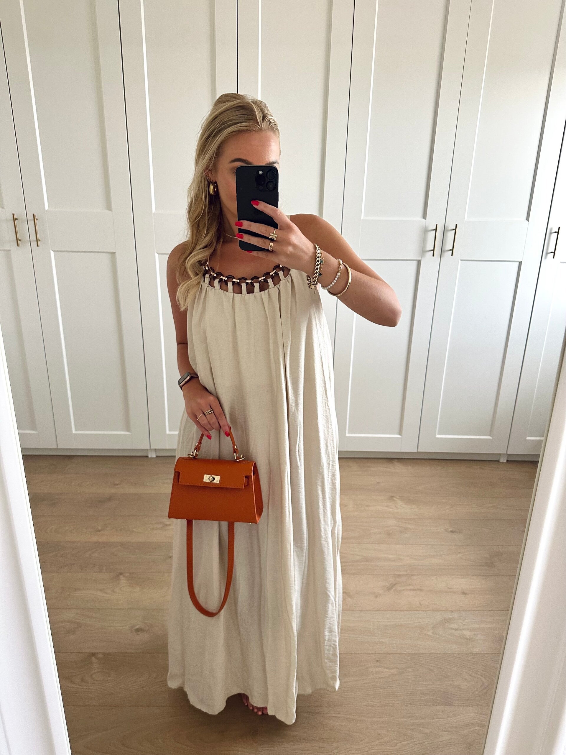 Lange jurk met sierringen - beige