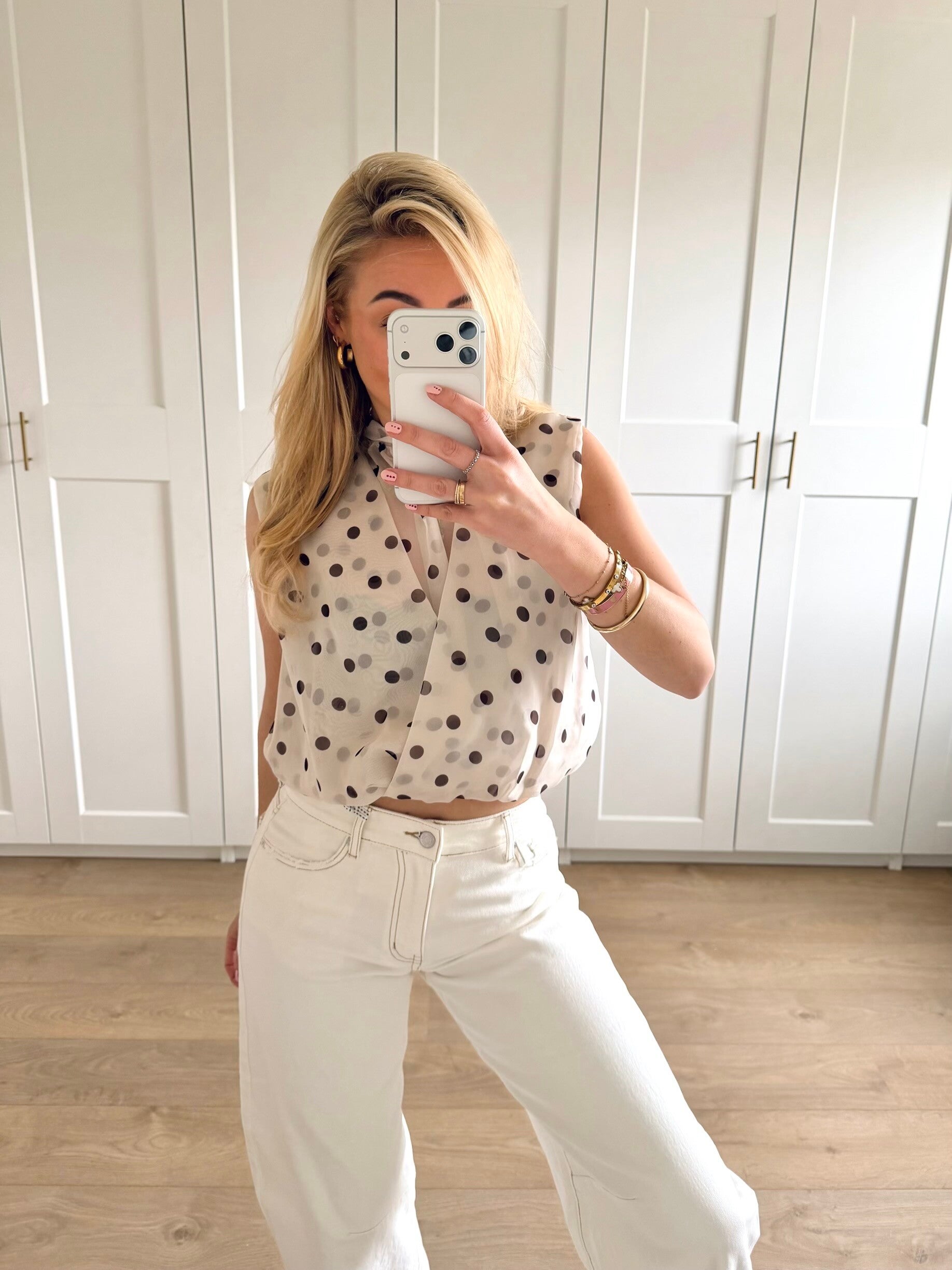 Mouwloze stippen top - wit
