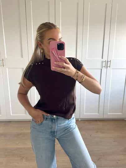 Top met zilveren studs - bruin