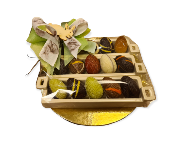 3 schoteltjes gevuld met kleine paaseitjes