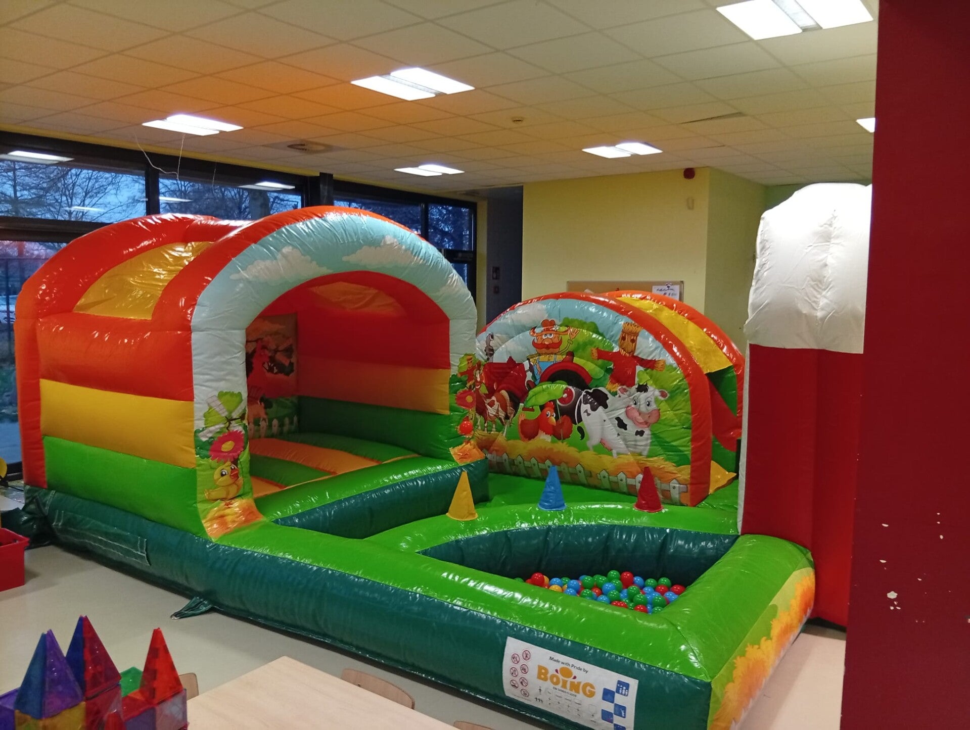 Het ballenbad van het boerderij springkasteel, gevuld met veelkleurige ballen