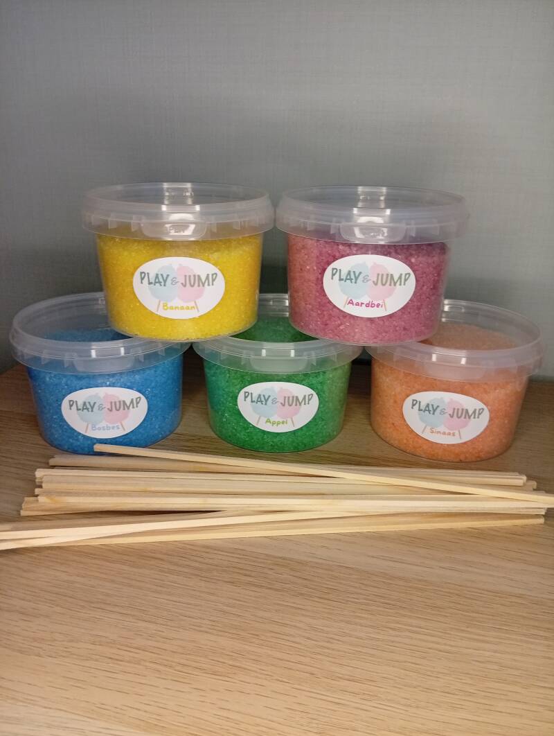 Suikerspinsuiker huren of kopen: 5 smaken suiker (Banaan, Aardbei, Appel, Bosbes, Sinaas) en stokjes als extra optie bij de suikerspinmachine verhuur.