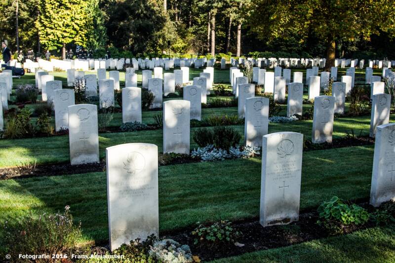 canadees-kerkhof-30-10-2016-frans-60-d-027-standard-75nrmx.jpg