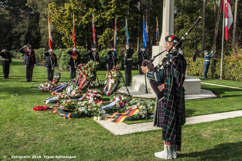 canadees-kerkhof-30-10-2016-frans-60-d-154-standard-3qyhrj.jpg