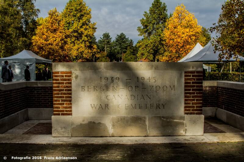 canadees-kerkhof-30-10-2016-frans-60-d-175-standard-o4czx6.jpg