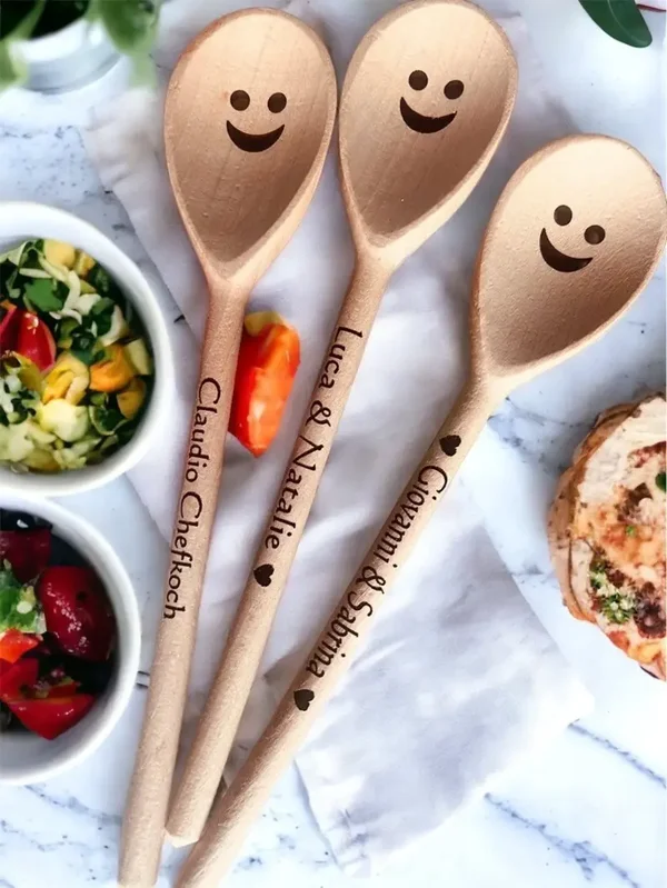 Personalisierter Kochlöffel mit Gravur – Geschenk für Oma, Mama & Hobbyköche | Holz Kochlöffel mit Smiley