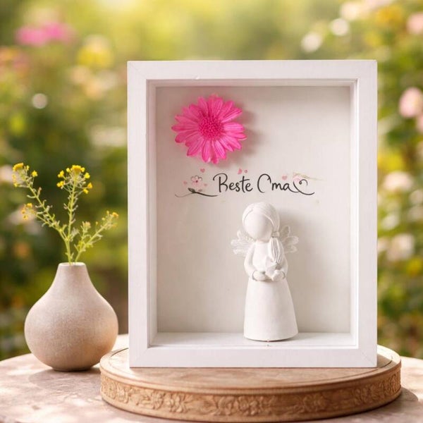 Dekoratives Bild mit der Aufschrift „Beste Oma“ in einem weißen Rahmen mit zarter Figur und rosa Blume. Eine schöne Geschenkidee für Oma